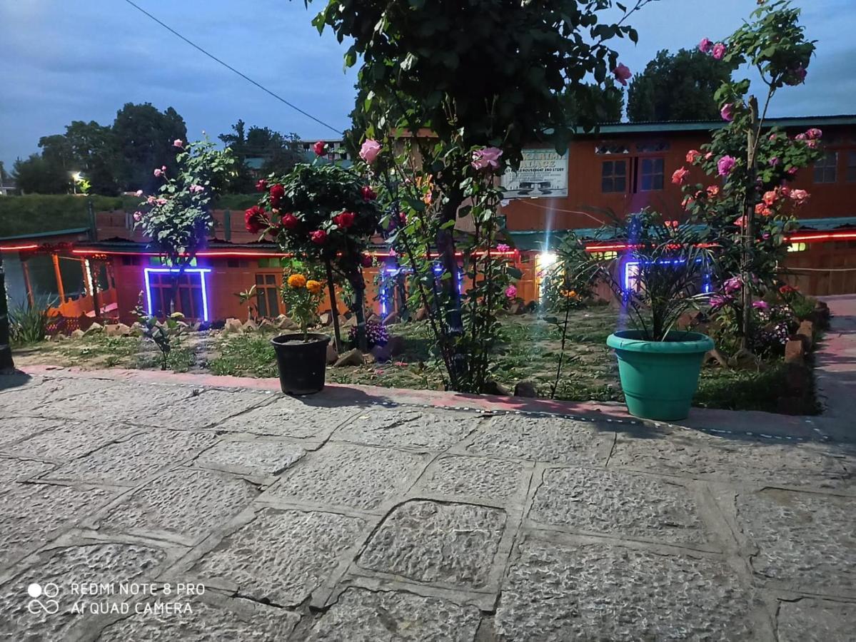 Houseboat Karima Palace Сринагар Экстерьер фото