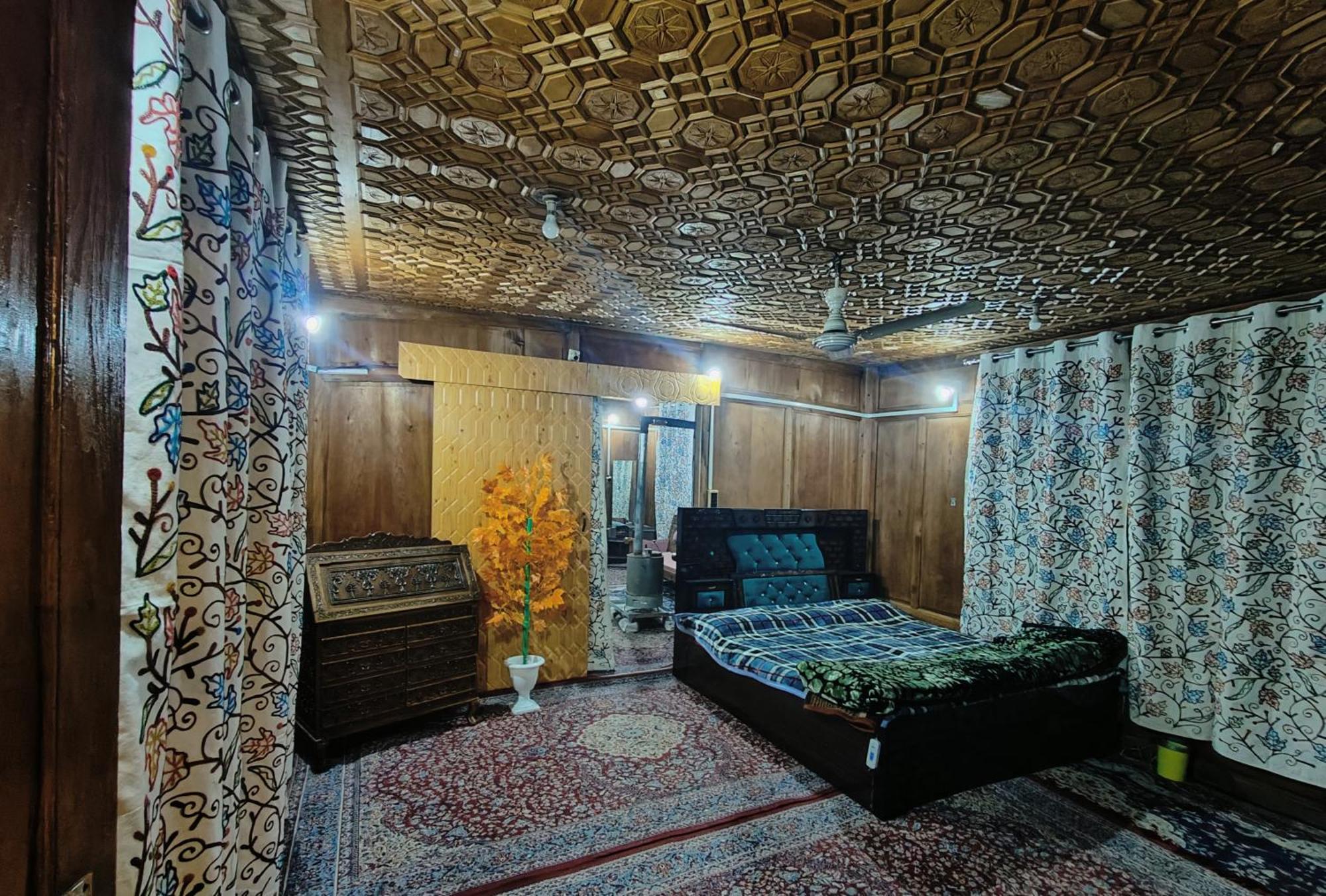 Houseboat Karima Palace Сринагар Экстерьер фото