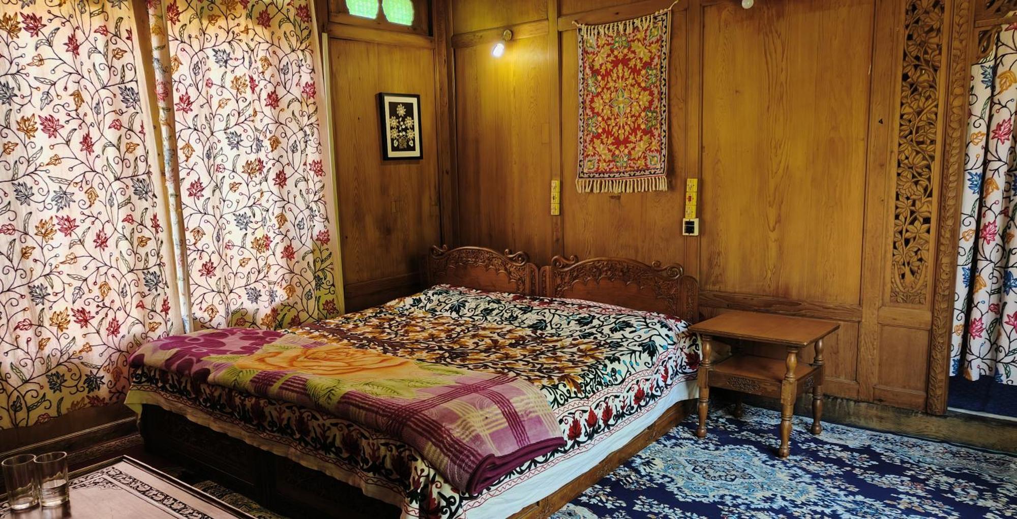 Houseboat Karima Palace Сринагар Экстерьер фото
