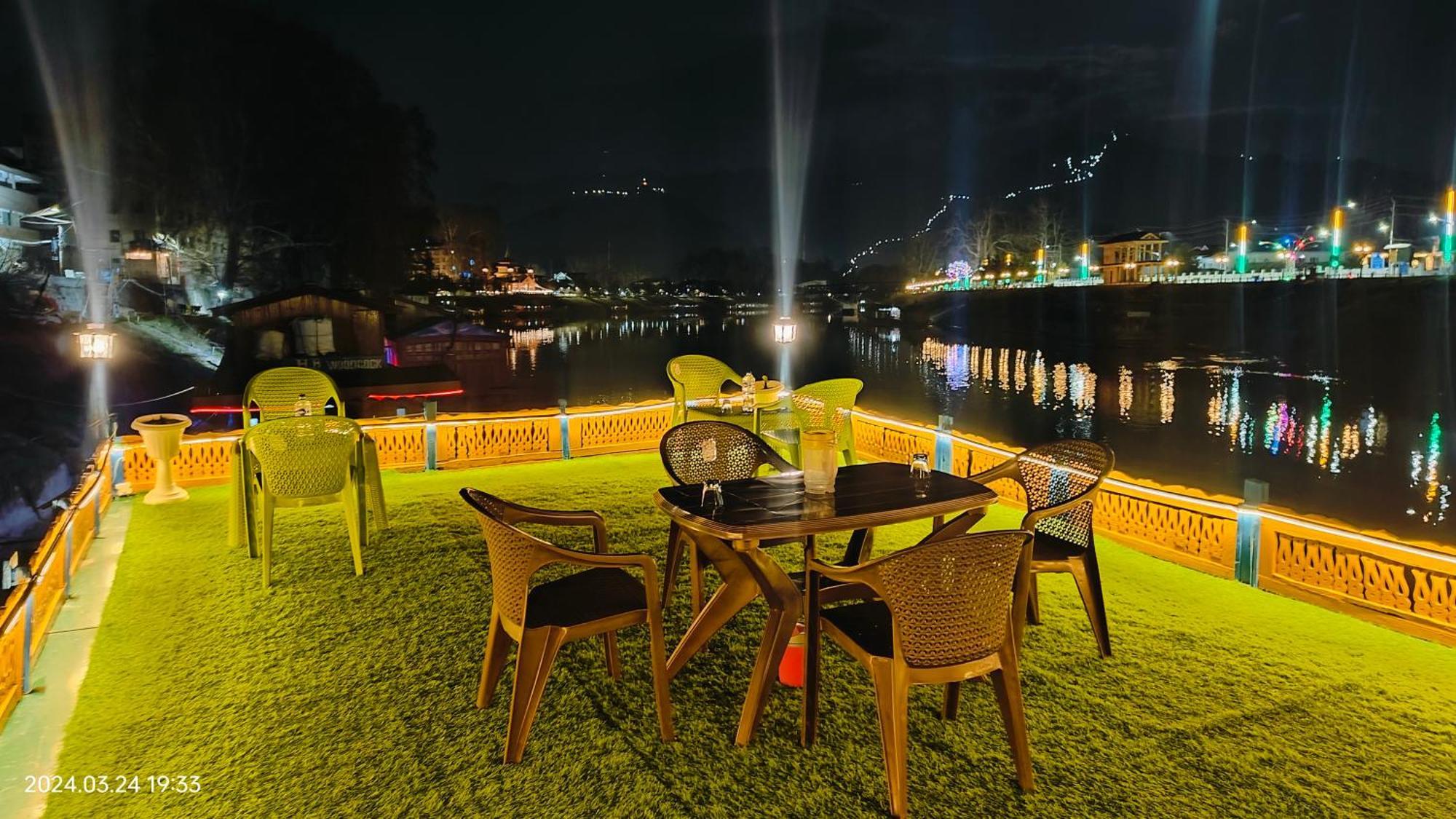 Houseboat Karima Palace Сринагар Экстерьер фото