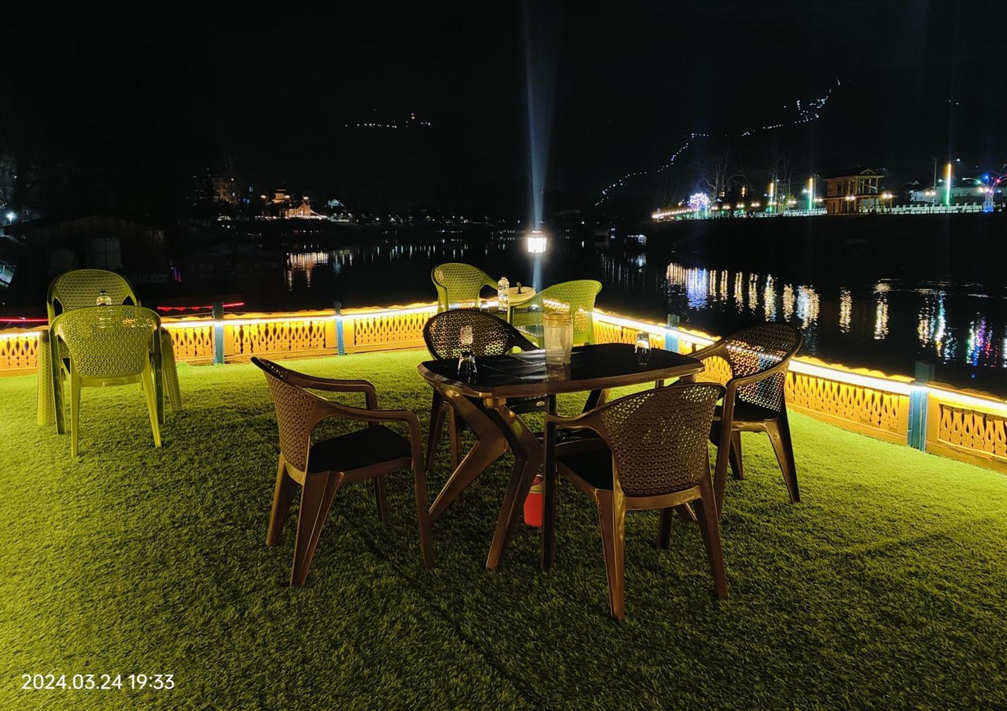 Houseboat Karima Palace Сринагар Экстерьер фото