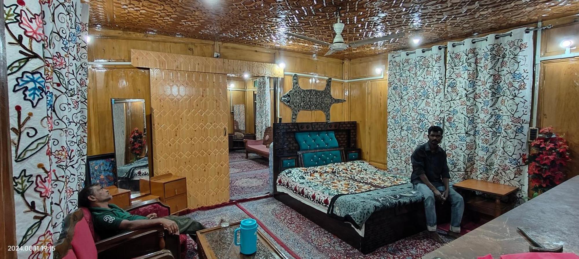 Houseboat Karima Palace Сринагар Экстерьер фото