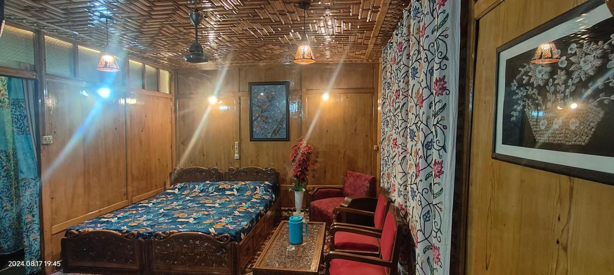 Houseboat Karima Palace Сринагар Экстерьер фото